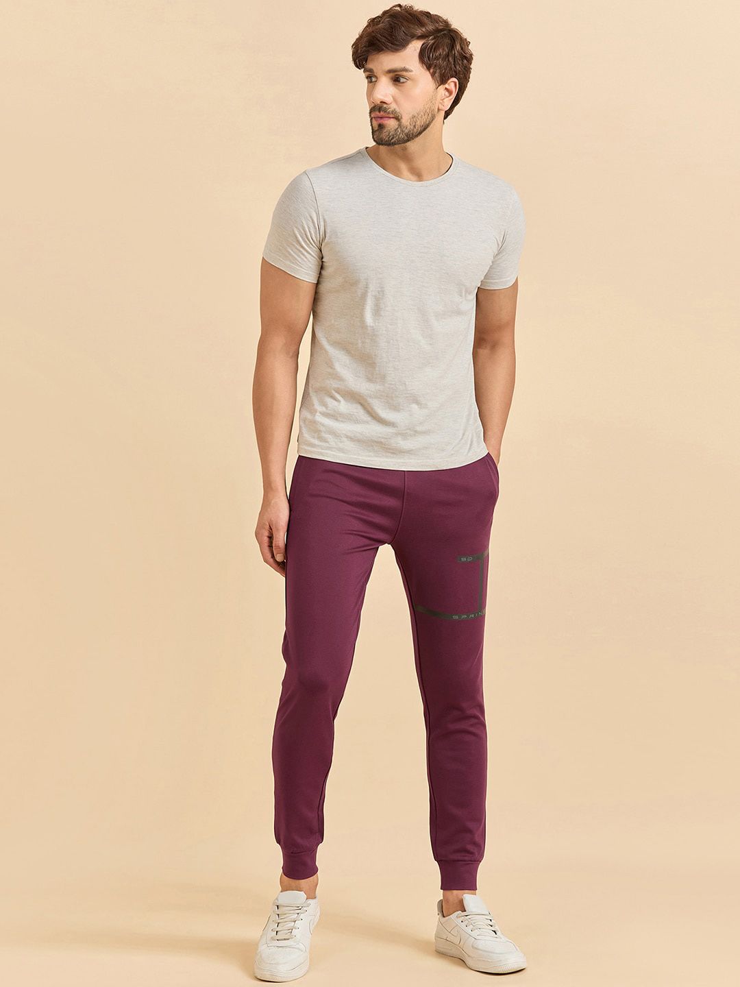 Impian manis lelaki pertengahan joggers
