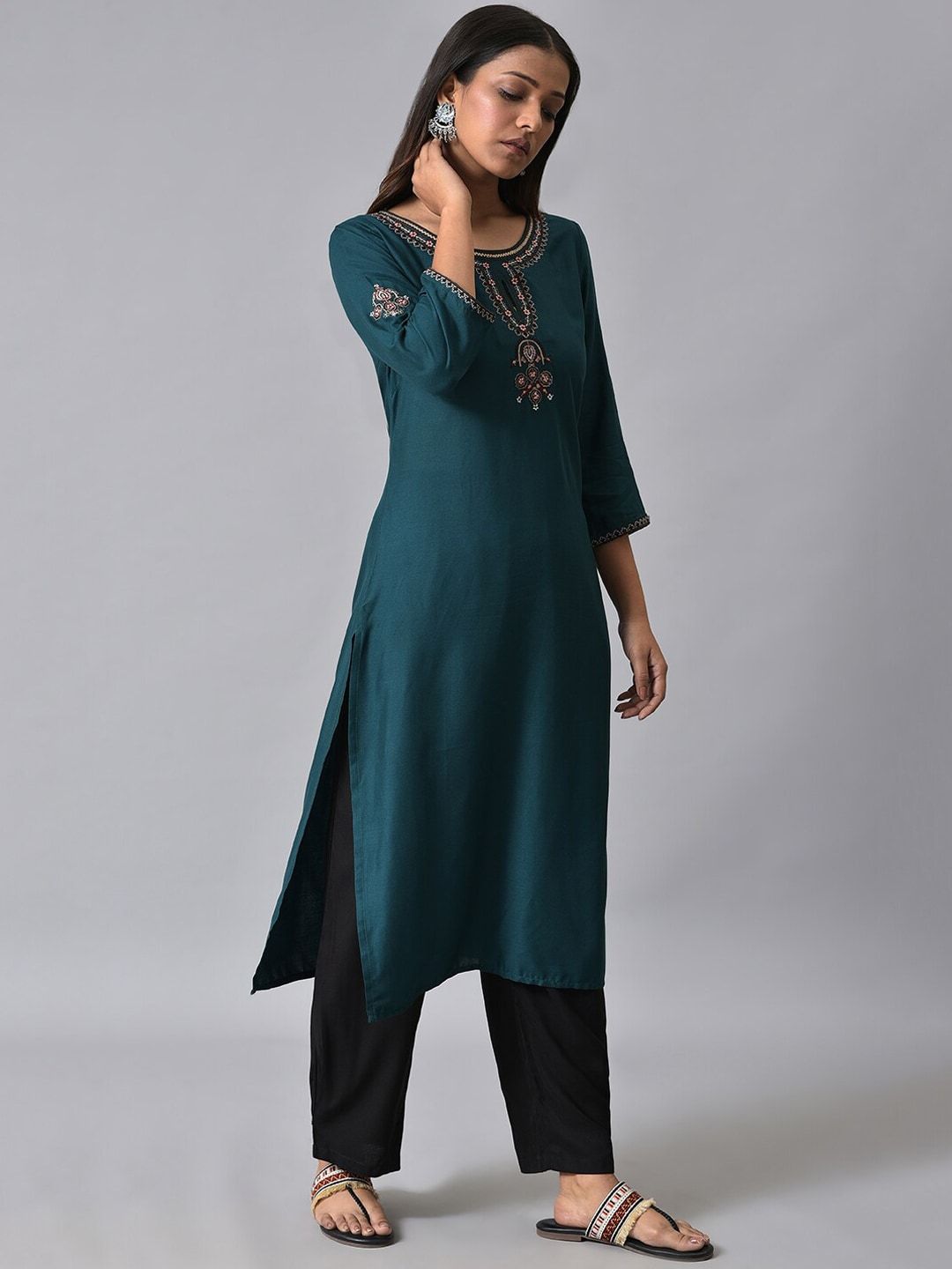 W Round Neck Geometric Yoke Design Thread Work Straight Kurta