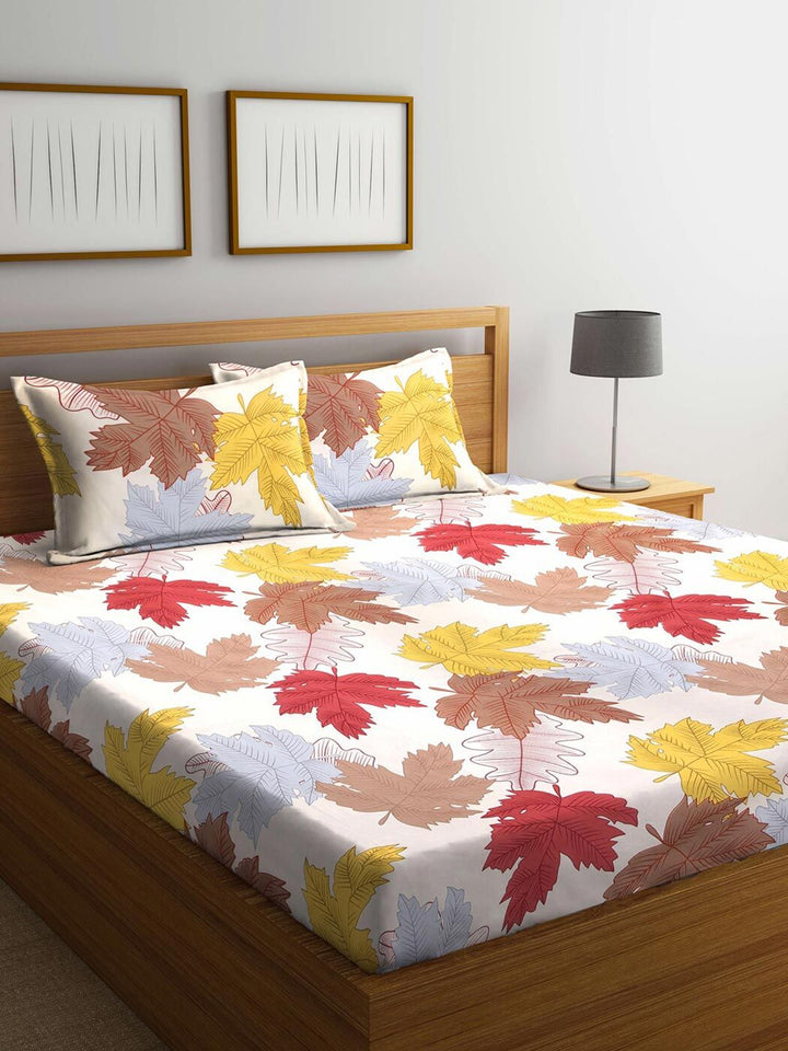 Pek KLOTTHE 2 Cadar Katil King 300 TC Geometri Putih & Merah dengan 4 Sarung Bantal