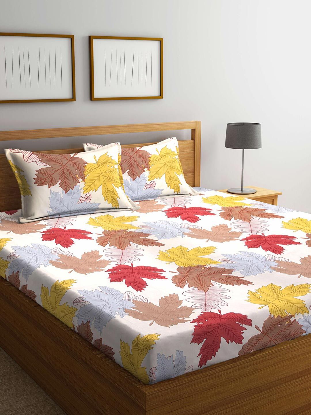 Pek KLOTTHE 2 Cadar Katil King 300 TC Geometri Putih & Merah dengan 4 Sarung Bantal
