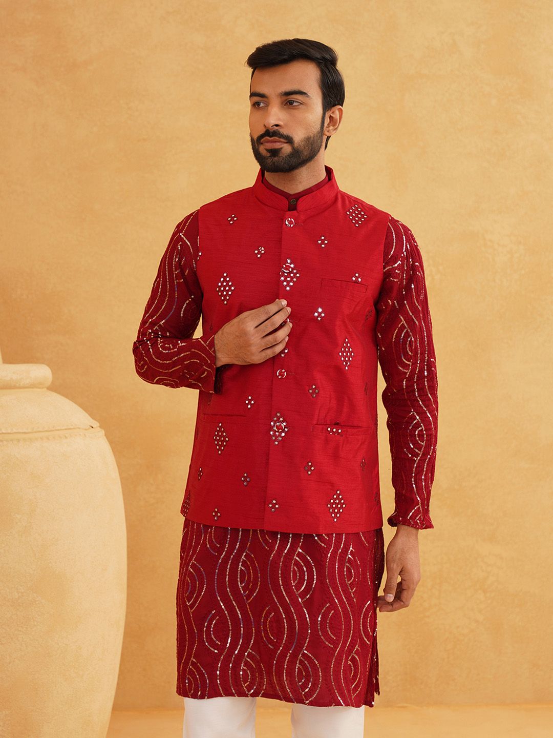 SOJANYA Kurta Kapas Tulen Berlabuci Bersulam dengan Jaket Churidar & Nehru Berhias