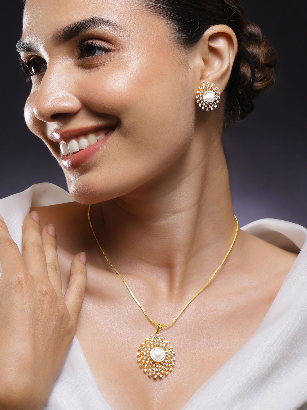 Rubans 18k Pearl & Putih Kalung Kalung Zirkonia Berpaling Emas