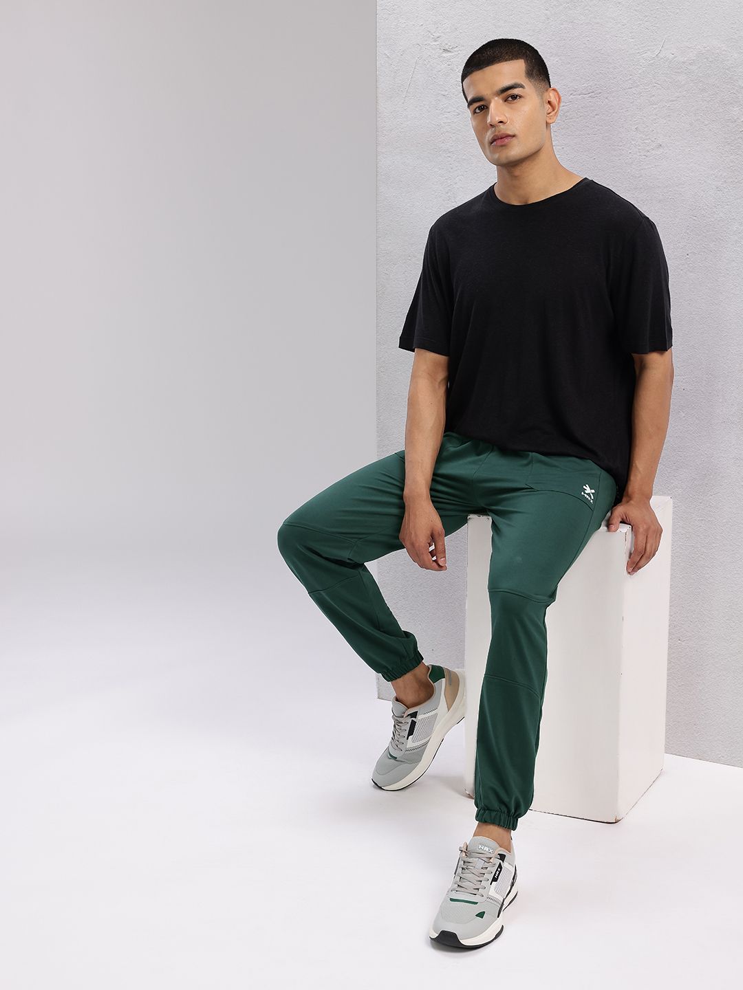 HRX by Hrithik Roshan Men Panelled Mid-Rise Regular Fit Lifestyle Joggers