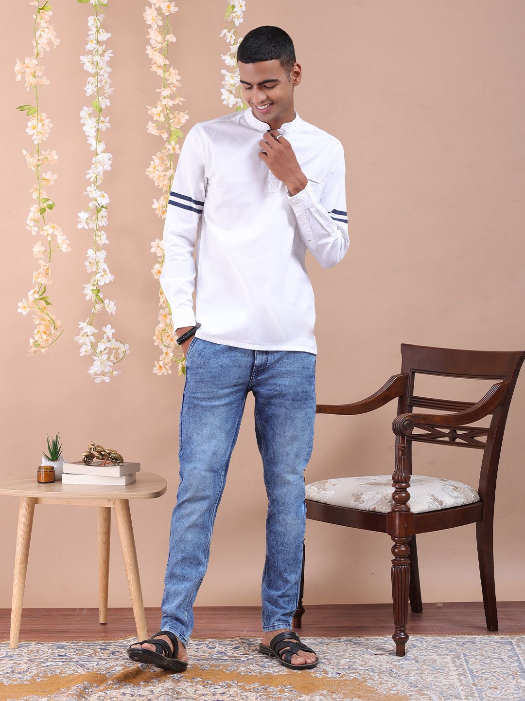 The Indian Garage Co Men White Solid Kurta with stripe detail