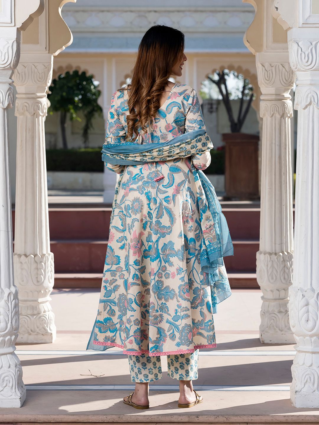 Kalini Floral Printed Neck Cotton Pure Anarkali Kurta dengan Seluar & Dupatta