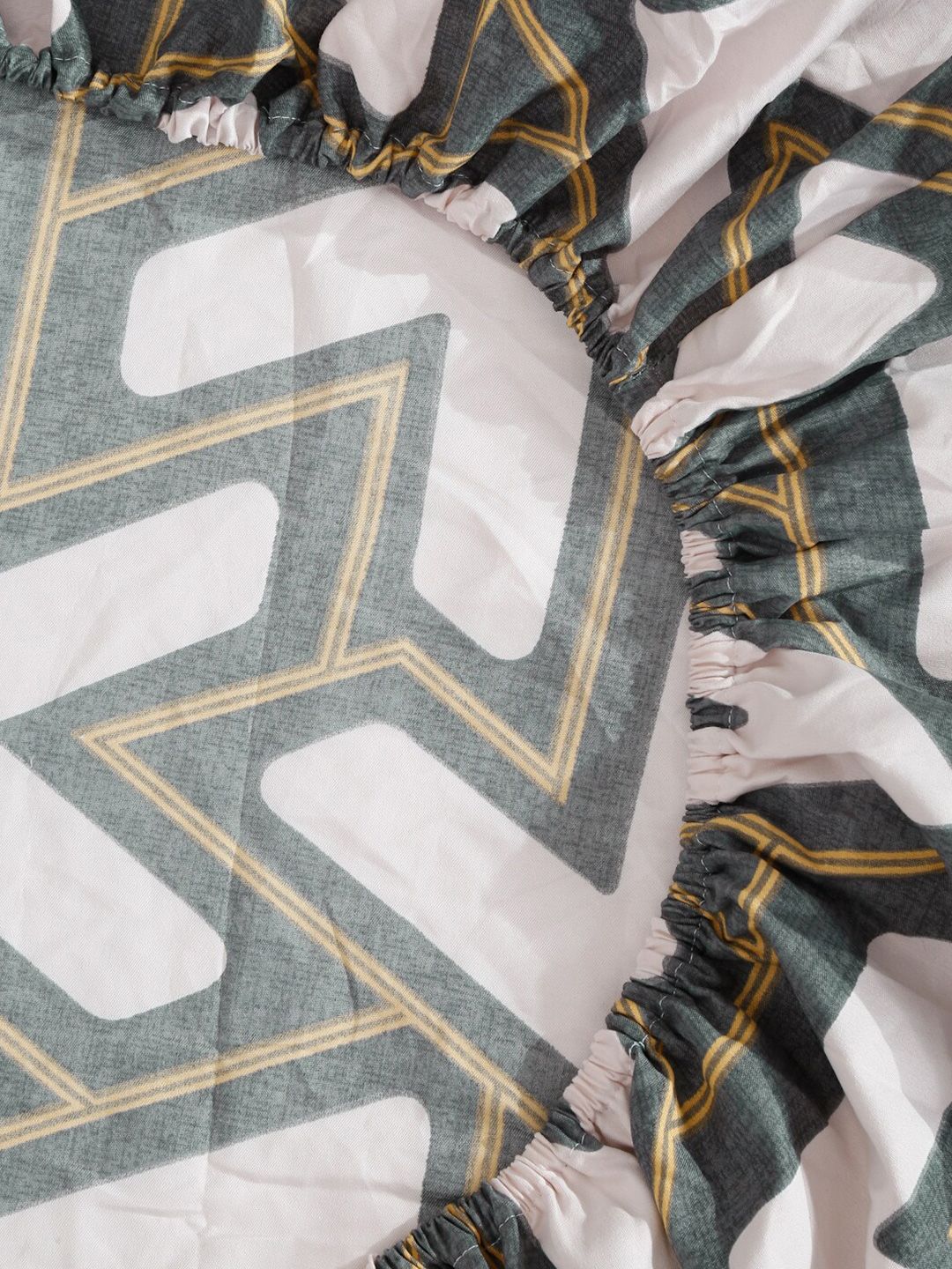 KLOTTHE White Geometric Polycotton 300 TC Dilengkapi Cadar King Halus dengan 2 Sarung Bantal-250 x 225 cm
