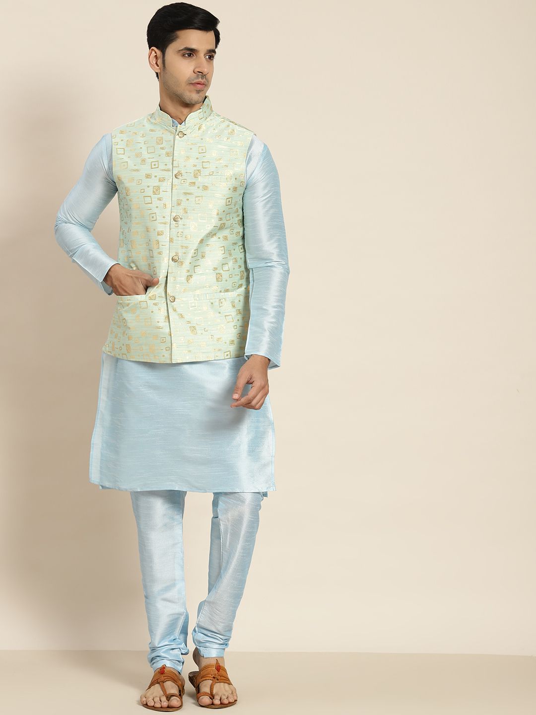 SOJANYA Men Blue Kurta with Churidar