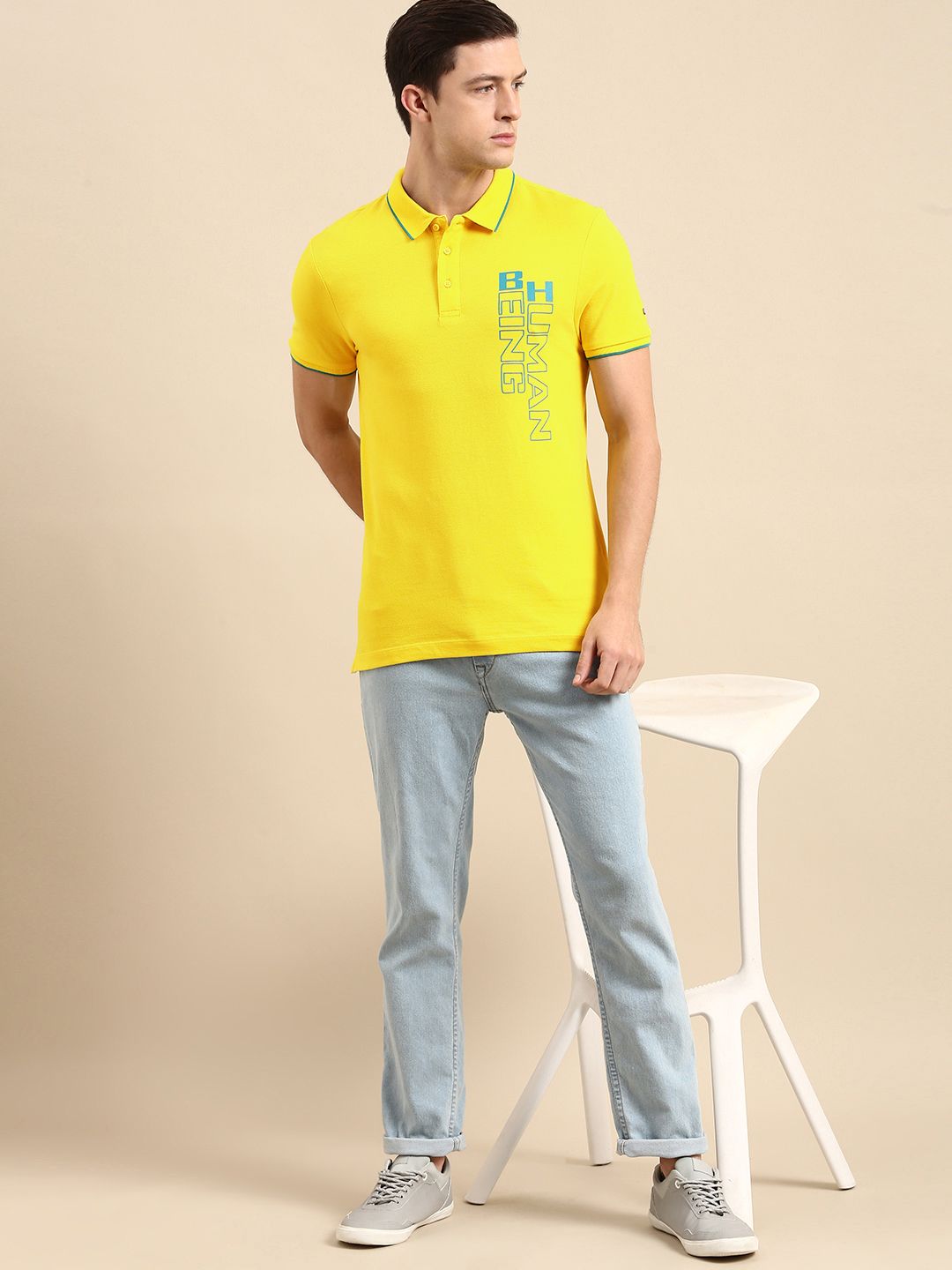 Menjadi T-shirt kolar polo berwarna kuning & biru manusia