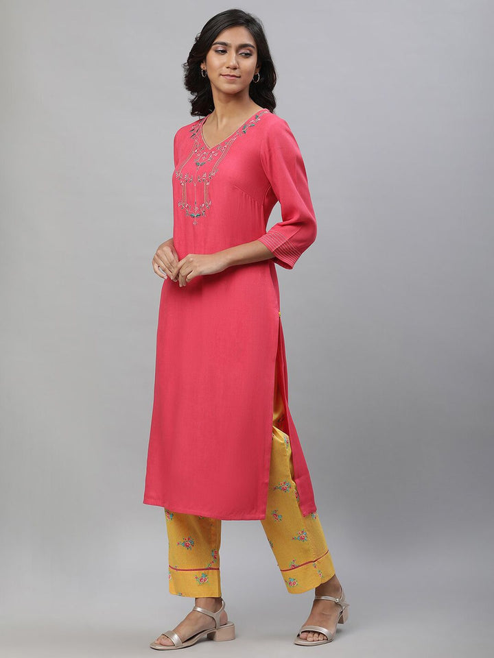 AURELIA Floral Yoke Design Thread Work V-Neck Straight Kurta