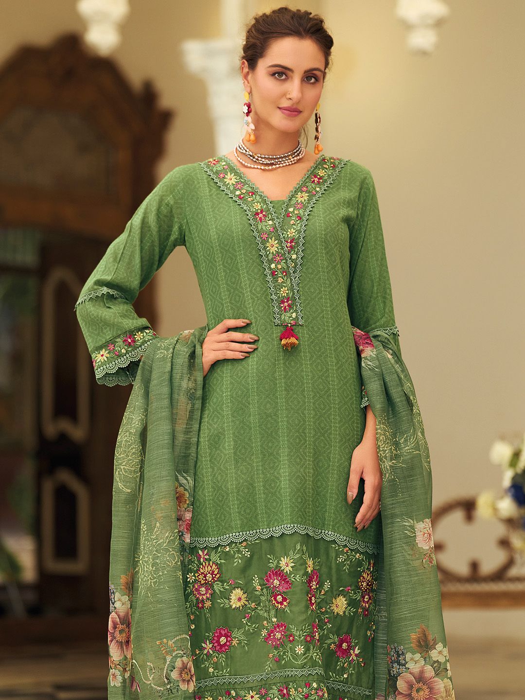 Varanga Women Floral Printed Regular Thread Work Kurta Set With Dupatta