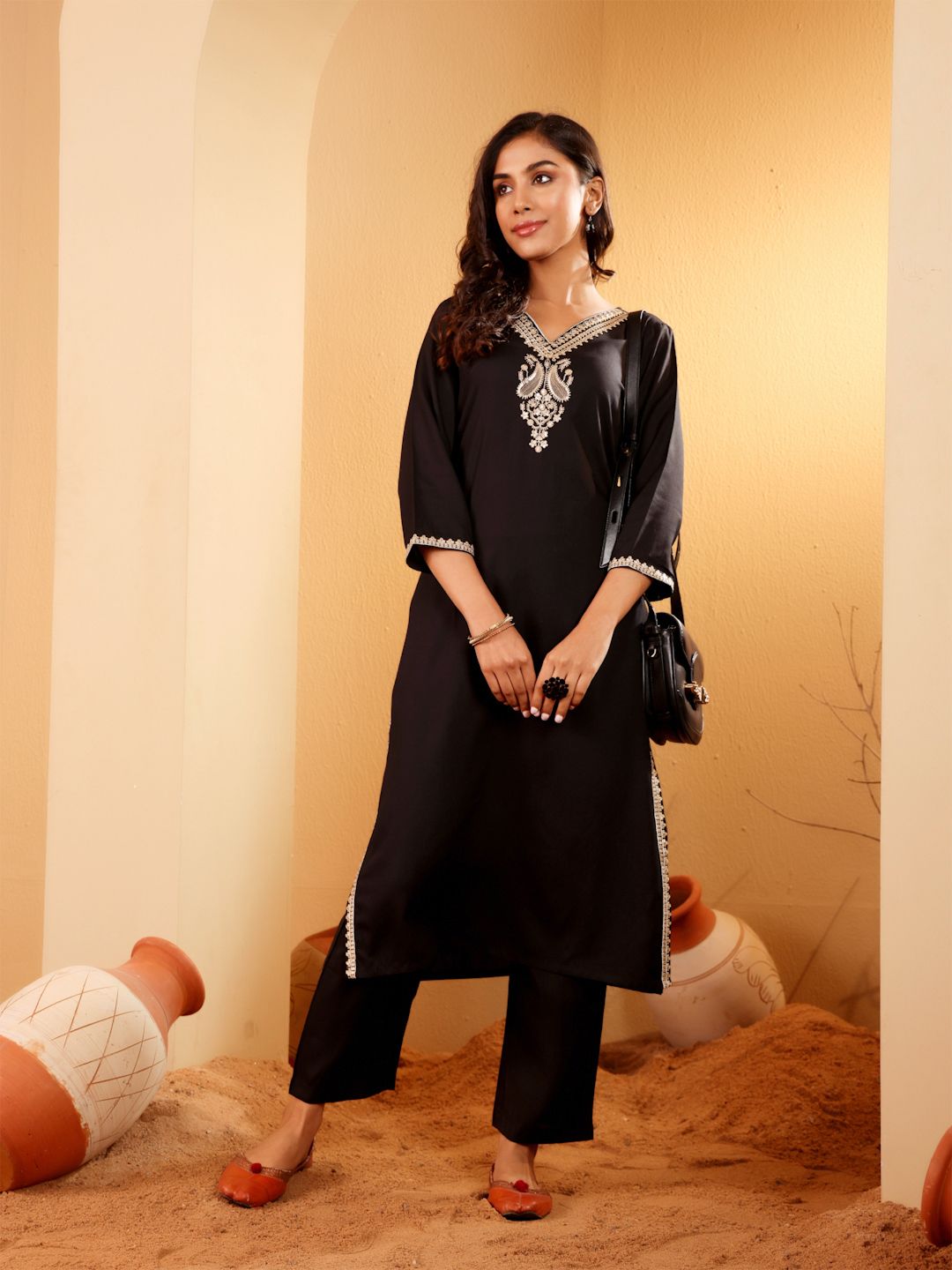 Varanga Paisley Embroidered V-Neck Straight Kurta
