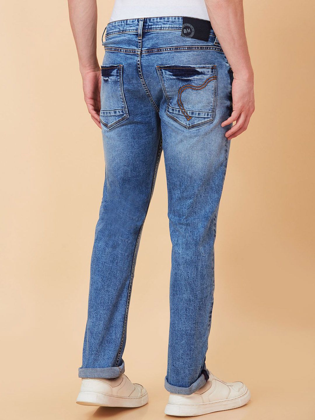 Menjadi lelaki manusia langsing sesuai dengan seluar jeans berat