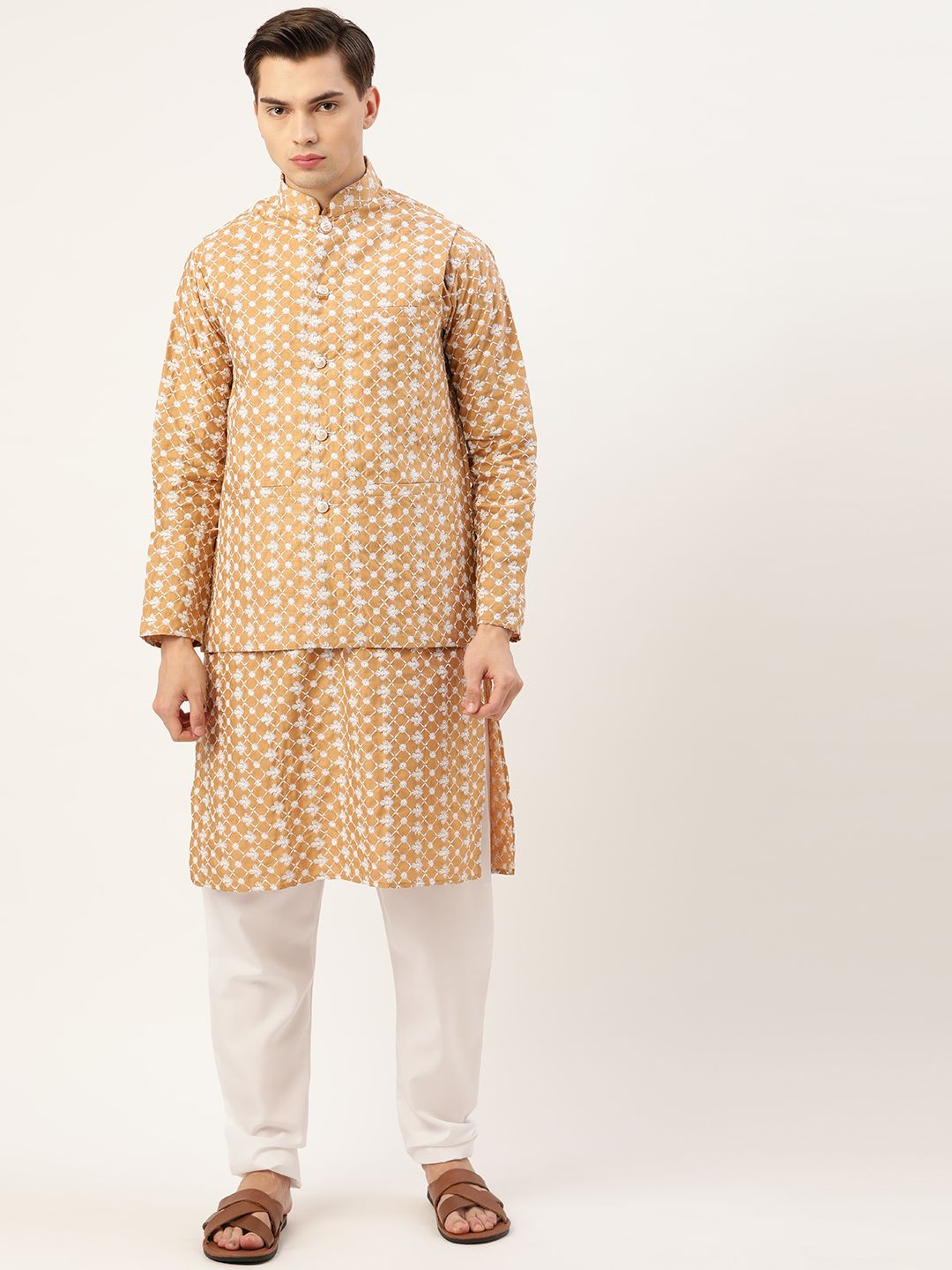 SOJANYA Kurta Sulam Bunga Emas & Putih Lelaki dengan Jaket Churidar & Nehru