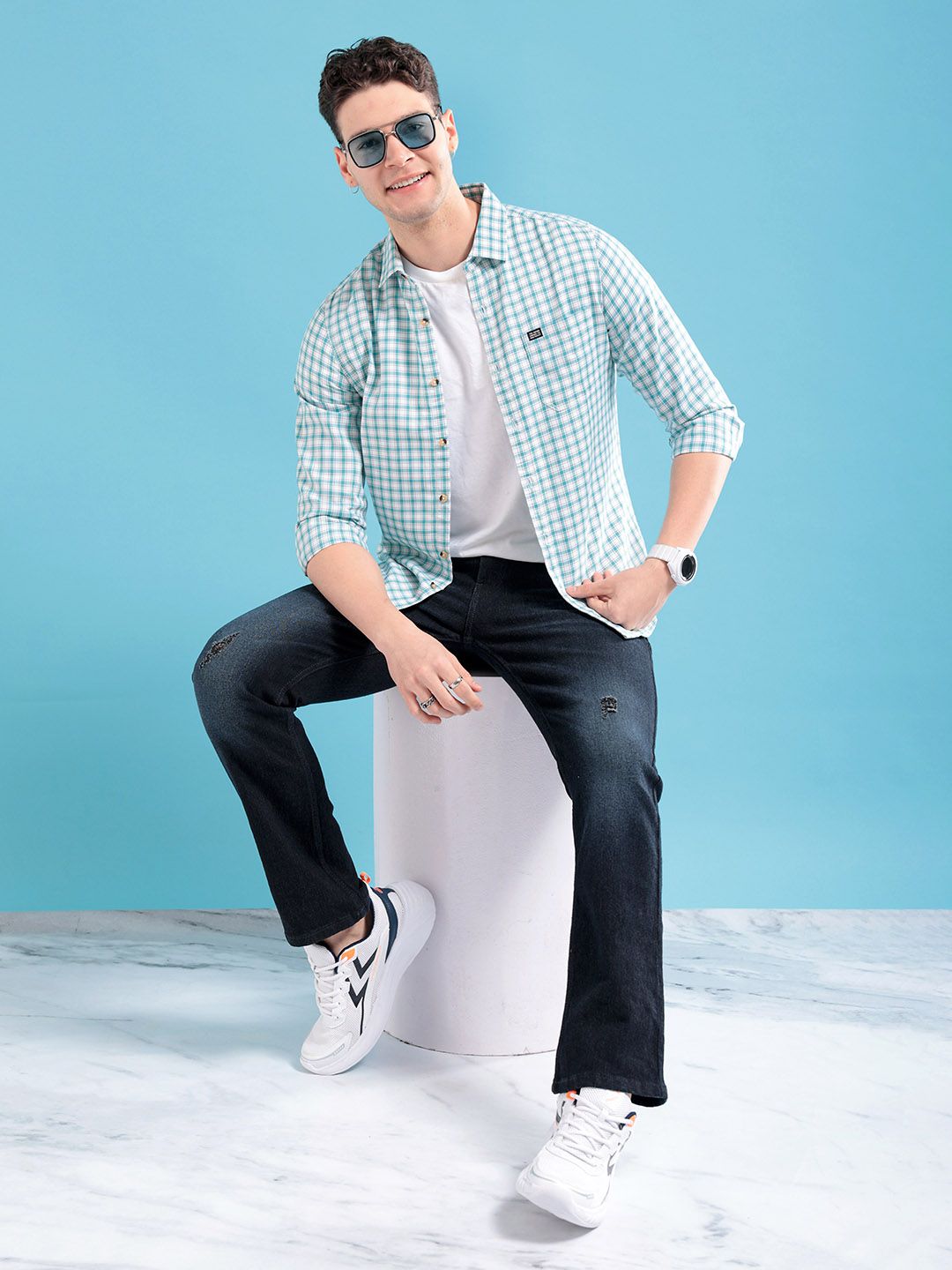 The Indian Garage Co Men White & Blue Slim Fit Checked Casual Shirt