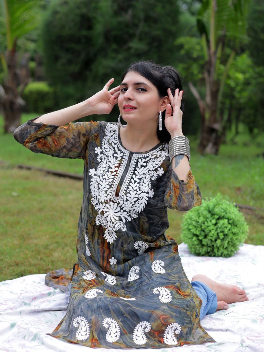 KALINI Ethnic Motifs Thread Work Chikankari Embroidery Georgette Straight Kurta