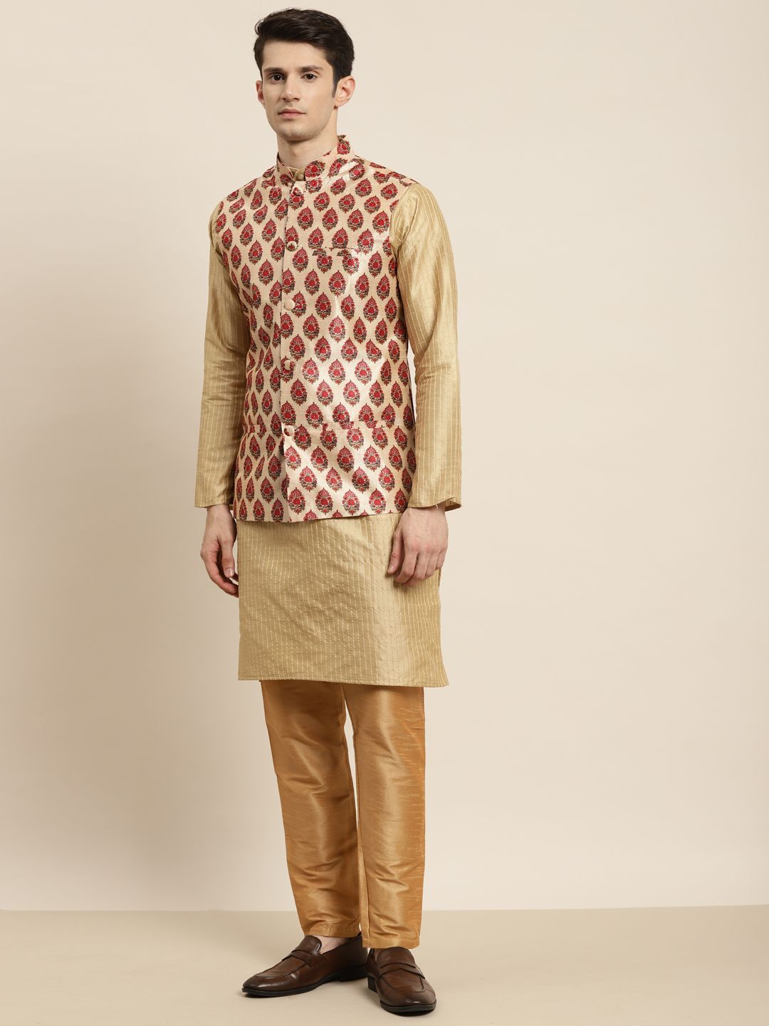 SOJANYA Kurta Emas & Merah Lelaki dengan Jaket Churidar & Nehru