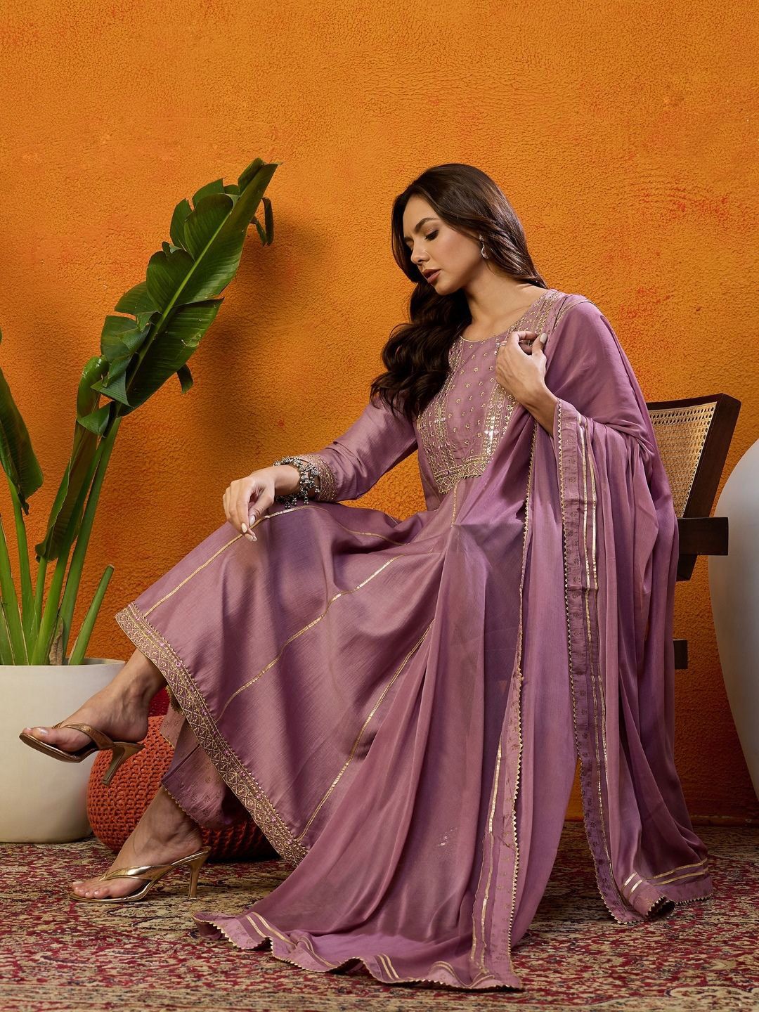 Kalini Floral bersulam biasa kurta dengan palazzos & dengan dupatta