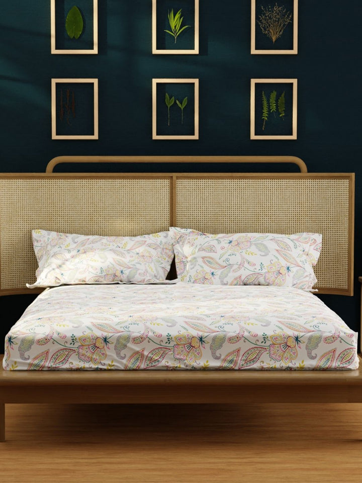 Urban Space White & Pink Printed 200 TC Cotton Single Bedsheet dengan 1 Cover Bantal