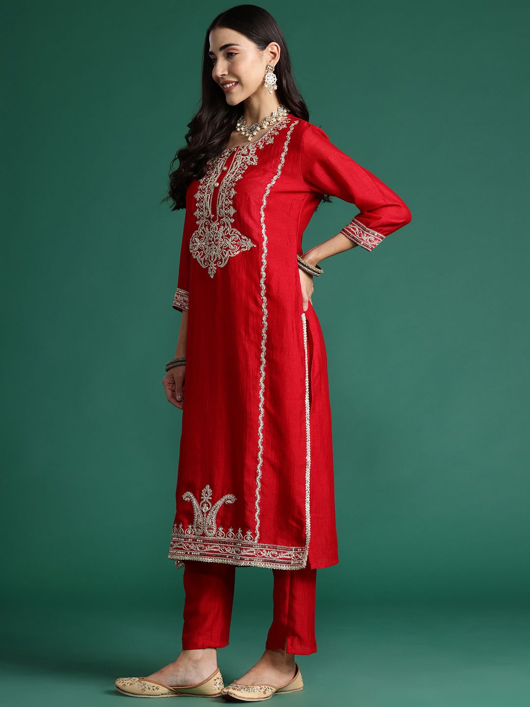 Motif etnik era indo kurta bersulam dengan seluar & dengan dupatta