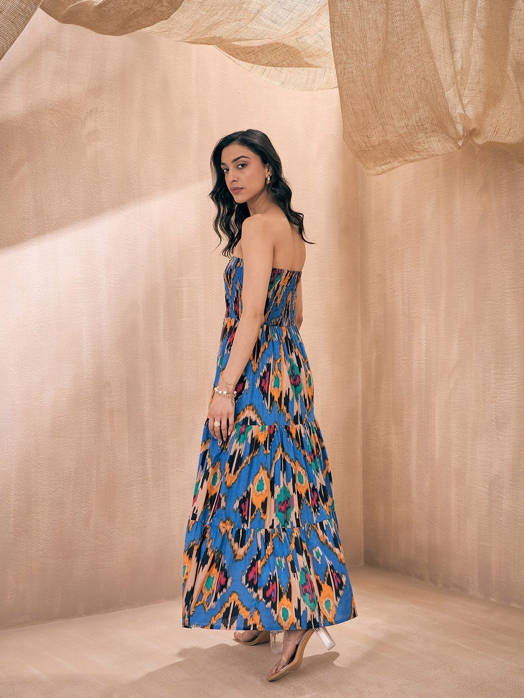 Pink Paprika oleh Sassafras Ikat dicetak Strapless Smocked Tube Fit & Flare Maxi Dress