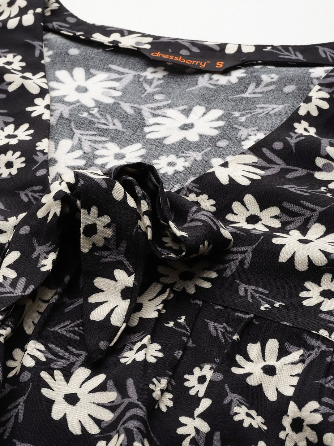 DressBerry Floral Print Tie-Up Neck Puff Sleeves Empire Top