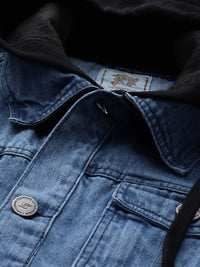 Kampus Sutra Lelaki Membasuh Jaket Denim Berkerudung