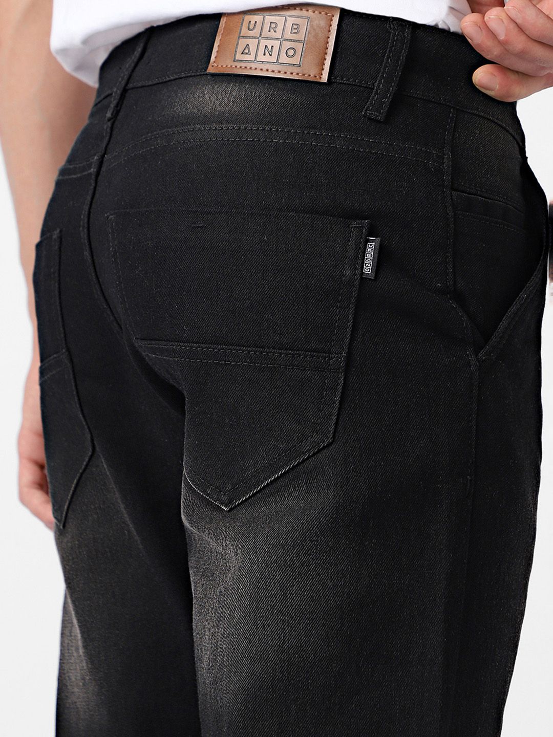 Lelaki fesyen Urbano sesuai dengan seluar jeans yang boleh dibasuh