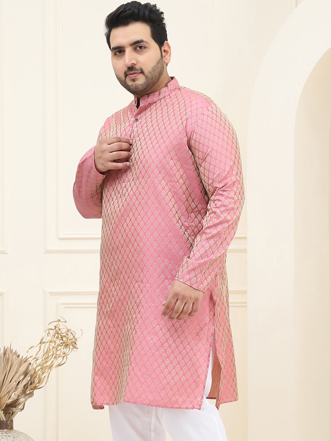 SOJANYA PLUS Men Pink & Golden Jacquard Silk Woven Design Kurta Lurus
