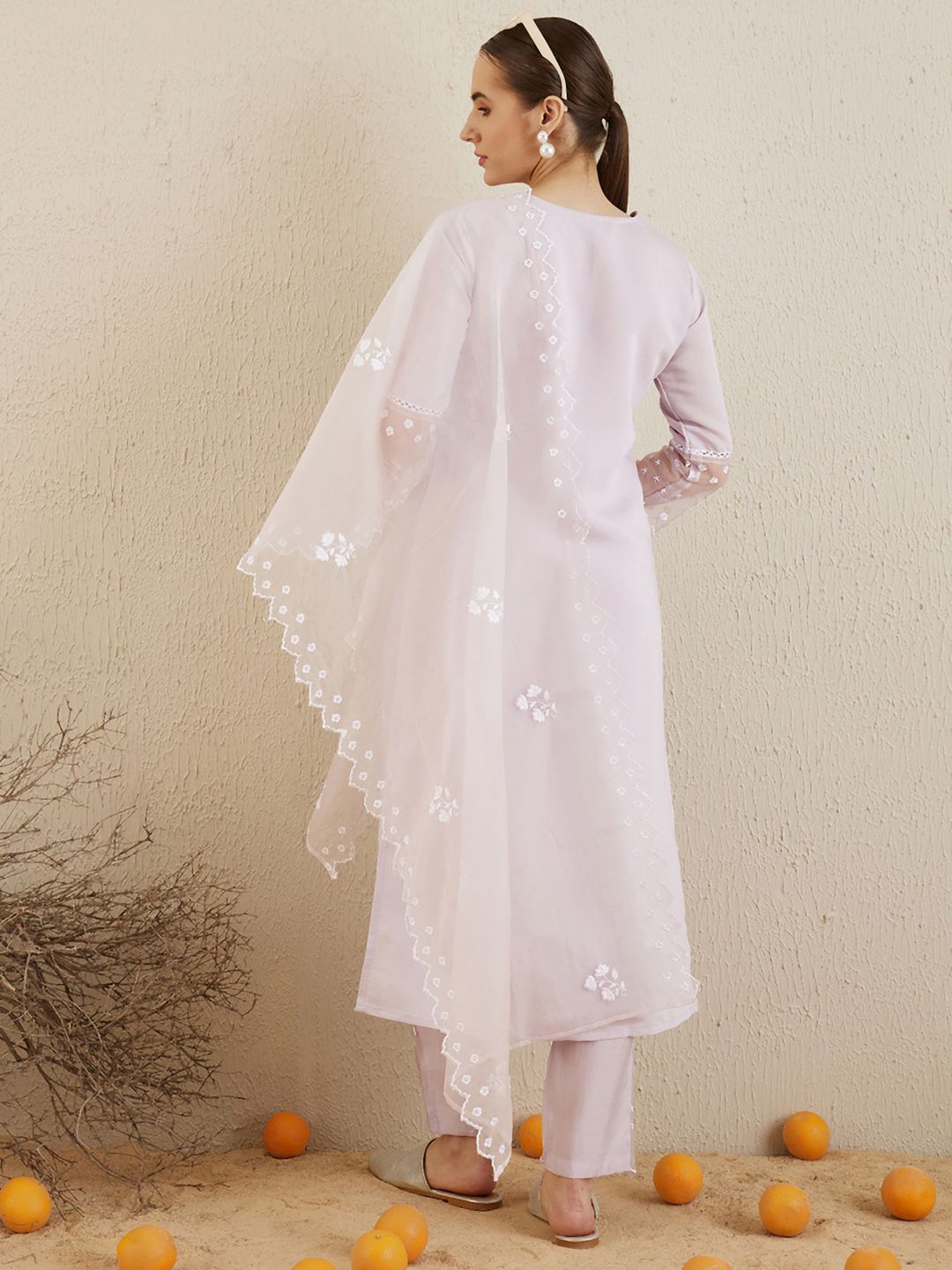 Kurta Kerja Benang V-Neck Era Indo Era dengan Seluar & Dupatta