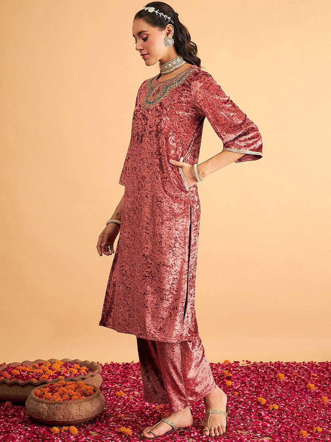 Shae by SASSAFRAS Ethnic Motifs Yoke Design Thread Work Velvet Kurta