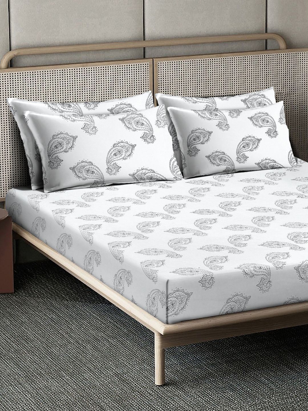 Myntra Elegant Homes Motif Etnik Putih 400 TC Cadar Tempat Tidur Queen dengan 2 Sarung Bantal