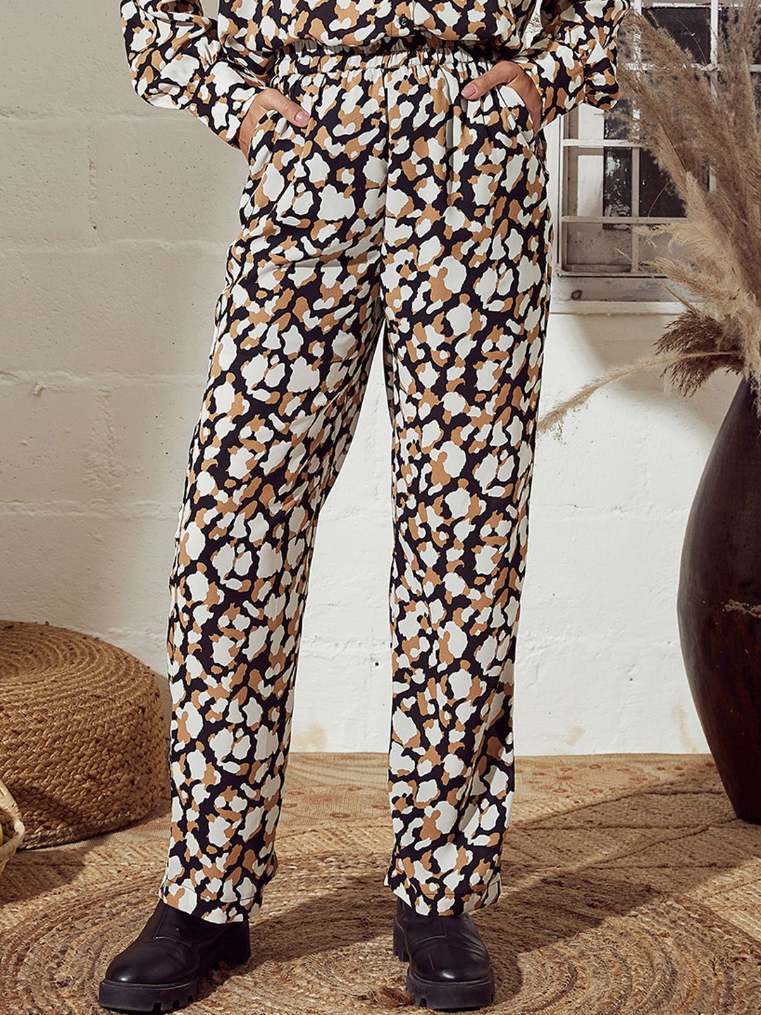 SASSAFRAS Women Beige Abstract Printed Mid-Rise Straight Trousers