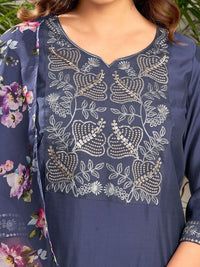 Kalini Ethnic Motifs Reka Bentuk Yoke Sequinned Lurus Kurta dengan Seluar & Dupatta