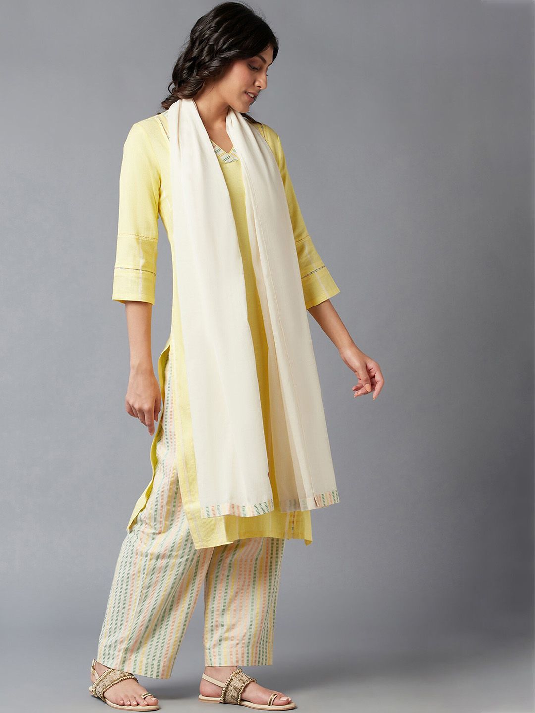 W Women Geometric Print Kurta With Parallel Pant & Dupatta