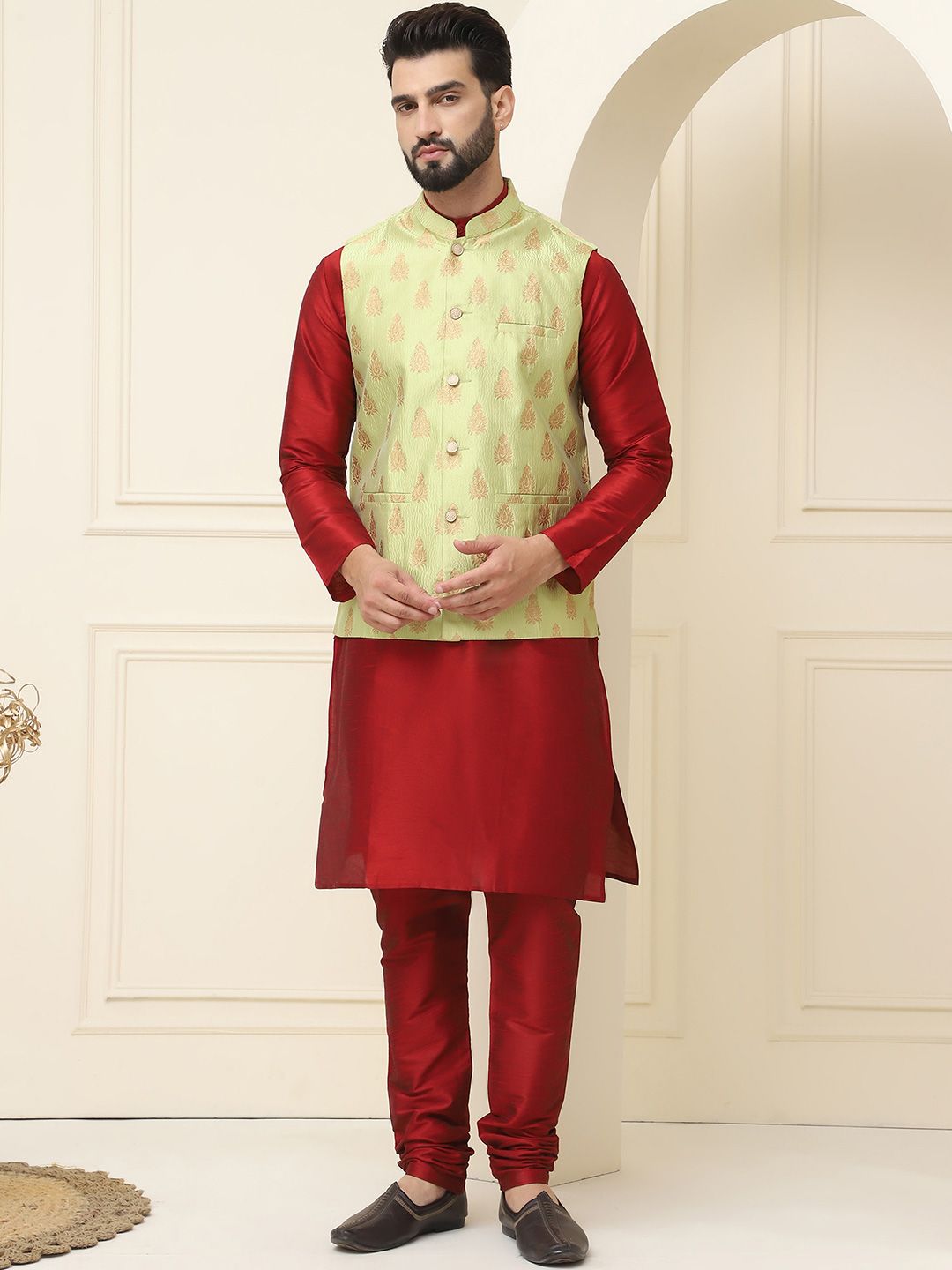 SOJANYA Kurta Rekaan Tenunan Lelaki dengan Churidar dengan Jaket Nehru
