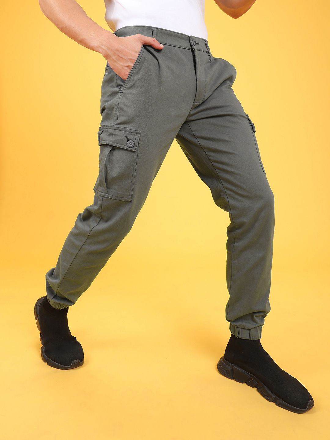 The Indian Garage Co Men Grey Slim Fit Cargo Joggers