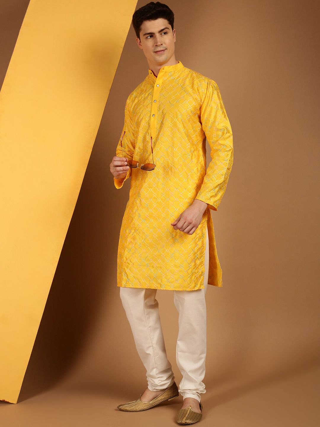 SOJANYA Kurta Kerja Benang Sulam Motif Etnik