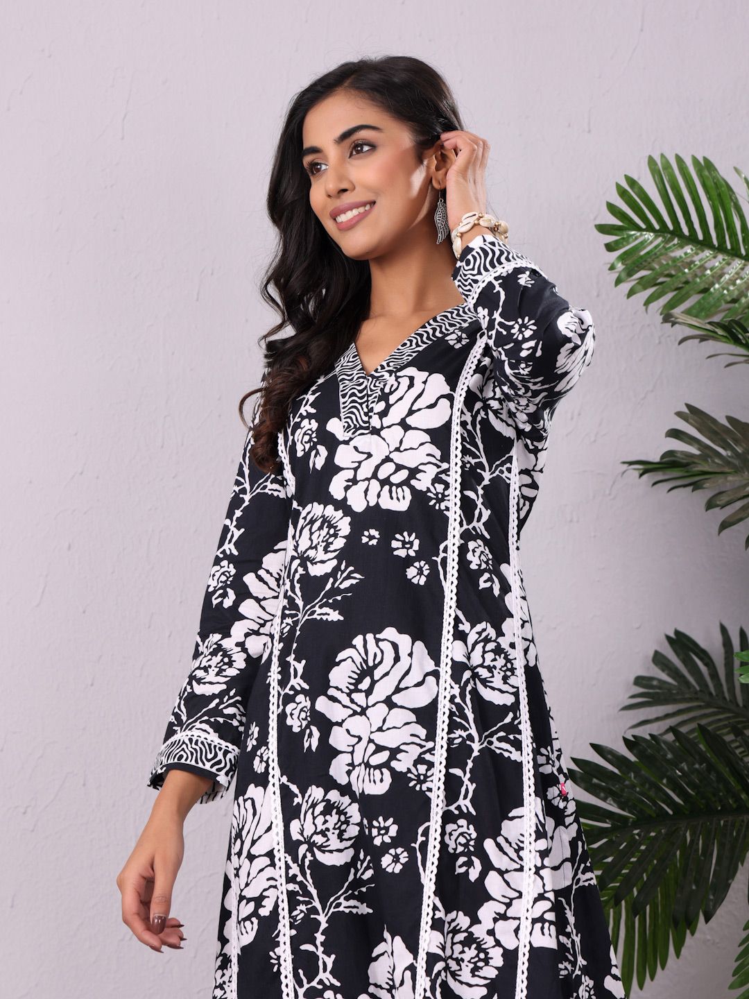 Varanga Floral Printed V-Neck Panelled Pure Cotton A-Line Kurta With Trouser