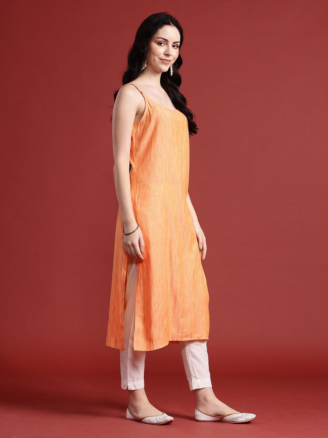 Anouk Thread Work Sleeveless Straight Kurta