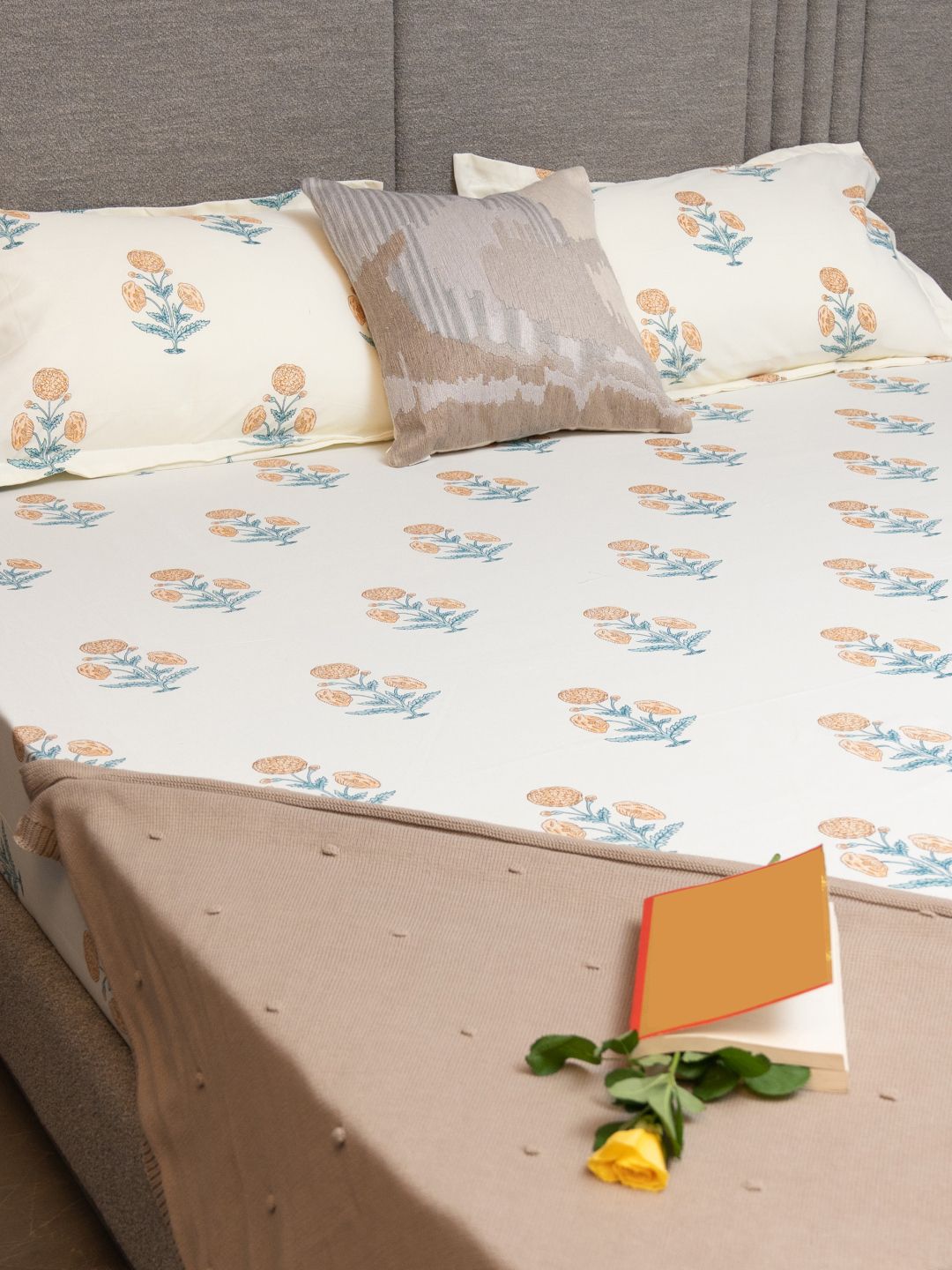 URBAN SPACE White & Red Printed 200 TC Cotton Double King Bedsheet with 2 Pillow Covers