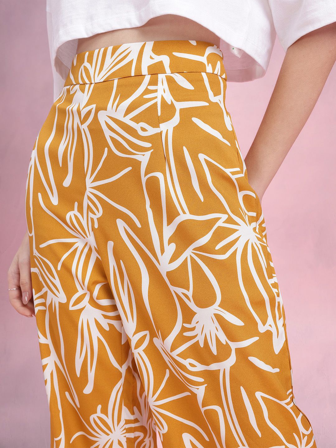 DressBerry Women Floral Printed High-Rise Trousers