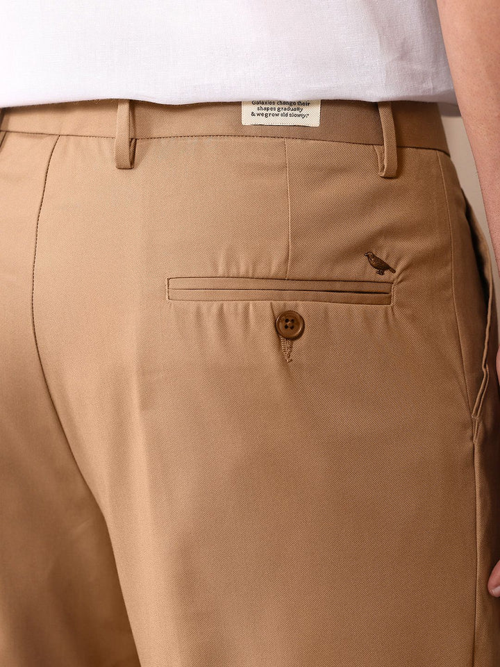 Lelaki Bowerbird yang disesuaikan dengan seluar berlapis vintaj