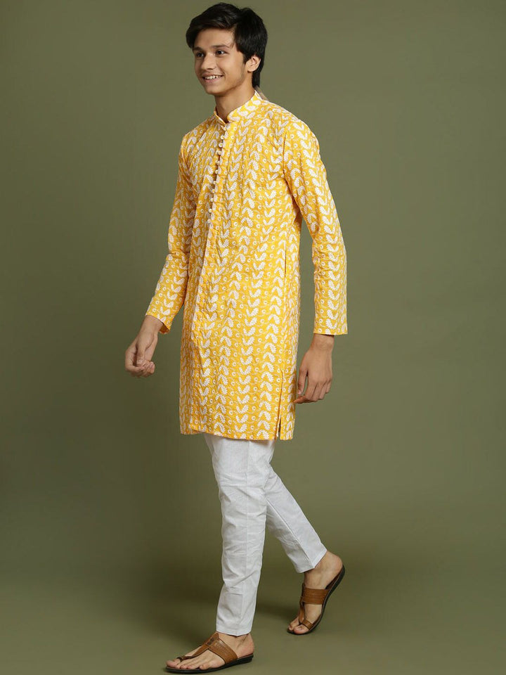 VASTRAMAY Boys Embroidered Regular Chikankari Pure Cotton Kurta With Pyjamas