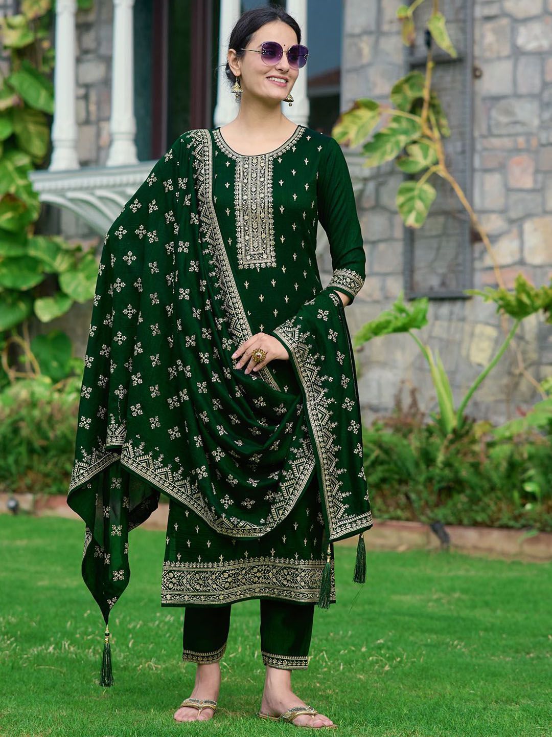 Motif etnik Kalini bersulam dengan kurta lurus dengan seluar & dupatta