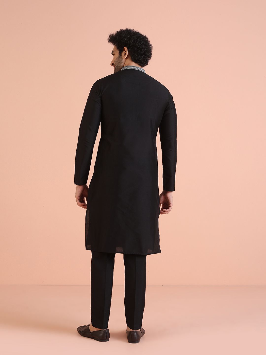 KISAH Men Solid Regular Fit Thread Work Kurta
