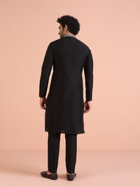 KISAH Men Solid Regular Fit Thread Work Kurta