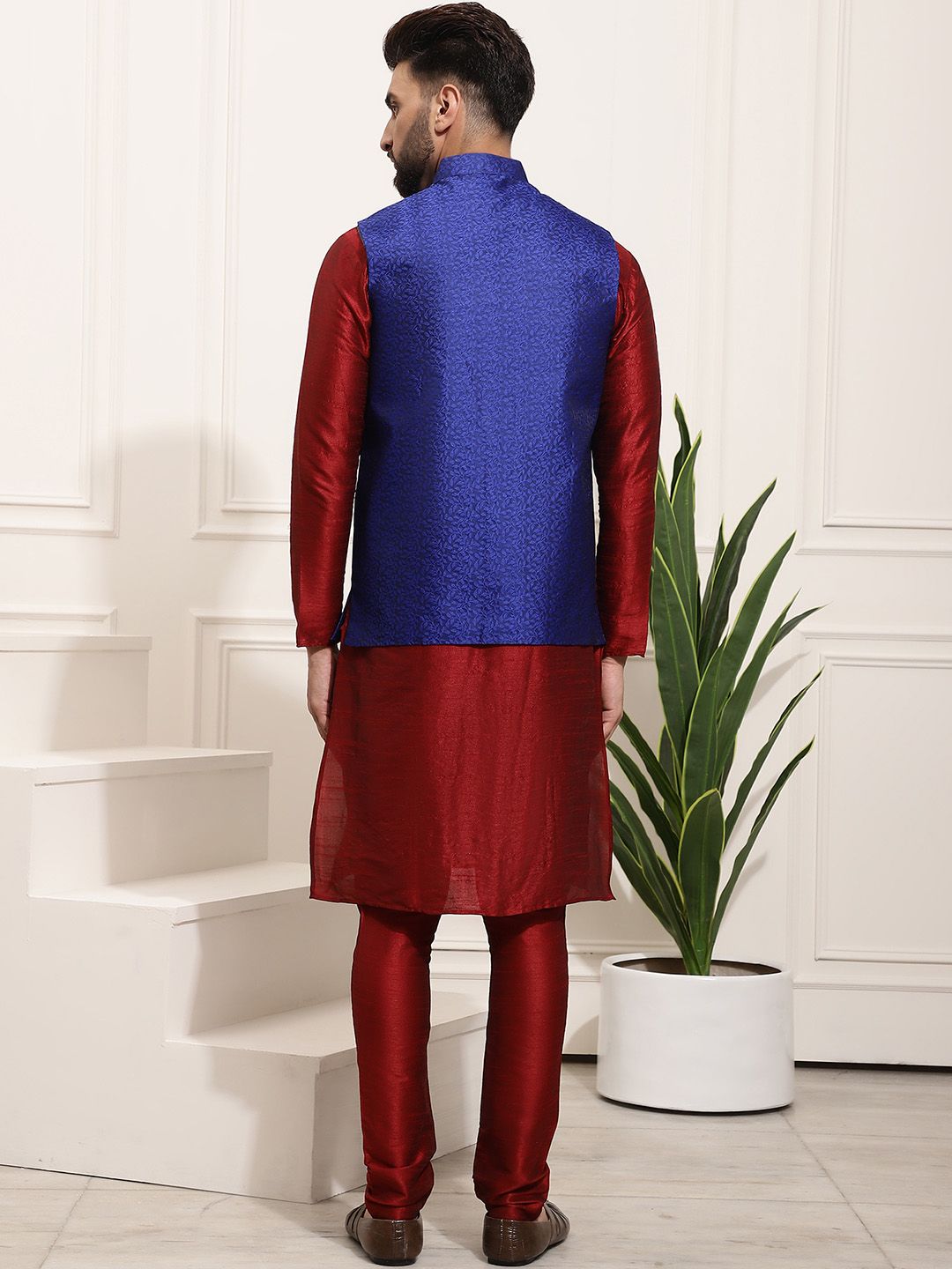 SOJANYA Men Maroon Kurta dengan Jaket Churidar & Nehru