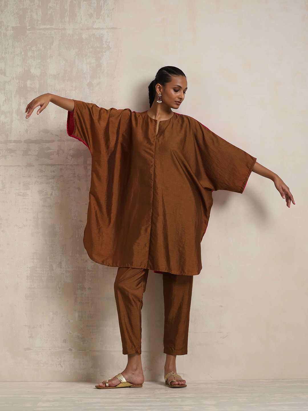 trueBrowns Colourblocked Notched Round Neck Tunic With Trousers