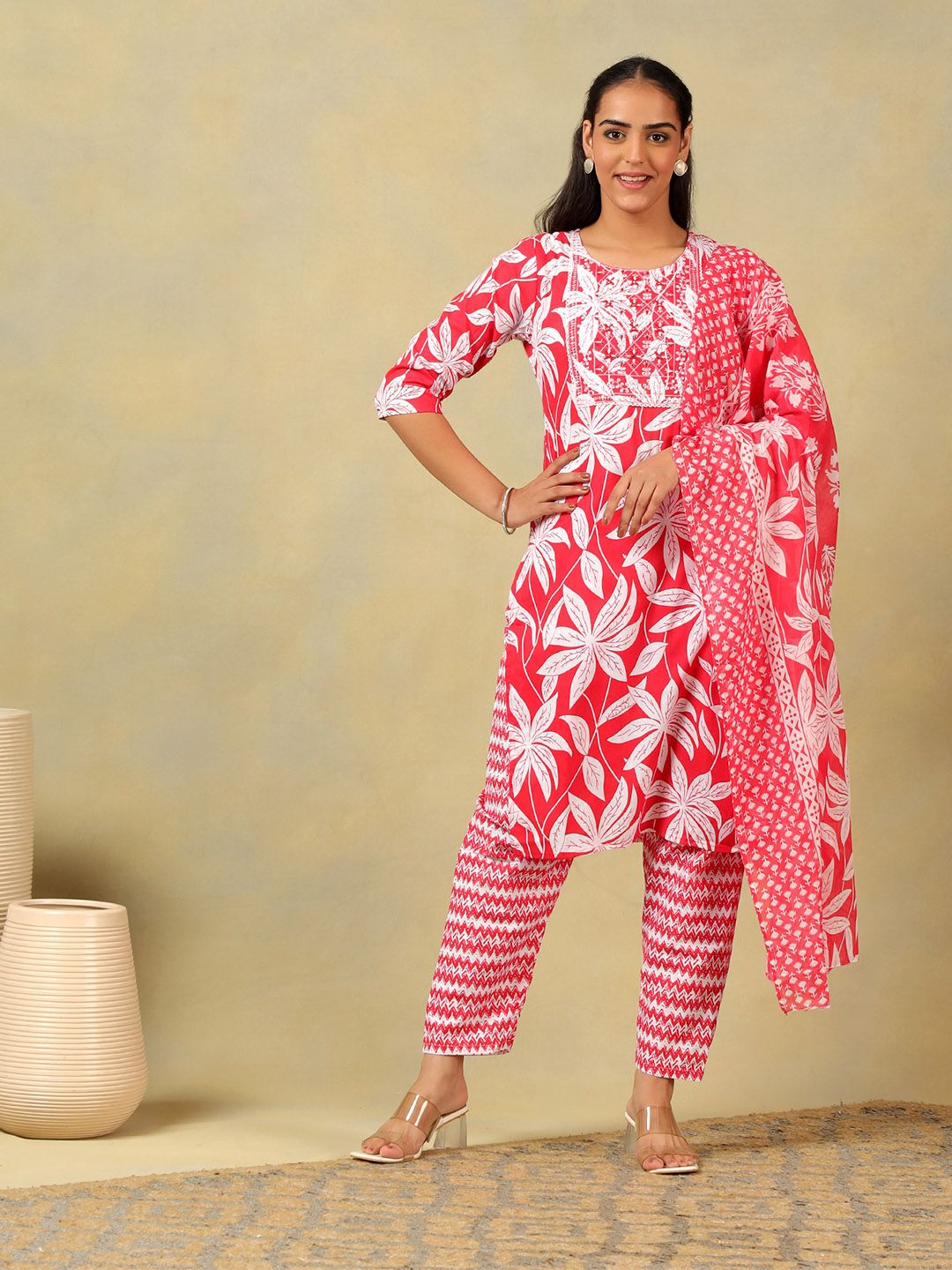 Mamicha Women Floral Printed Regular Pure Cotton Kurta with Trousers & With Dupatta