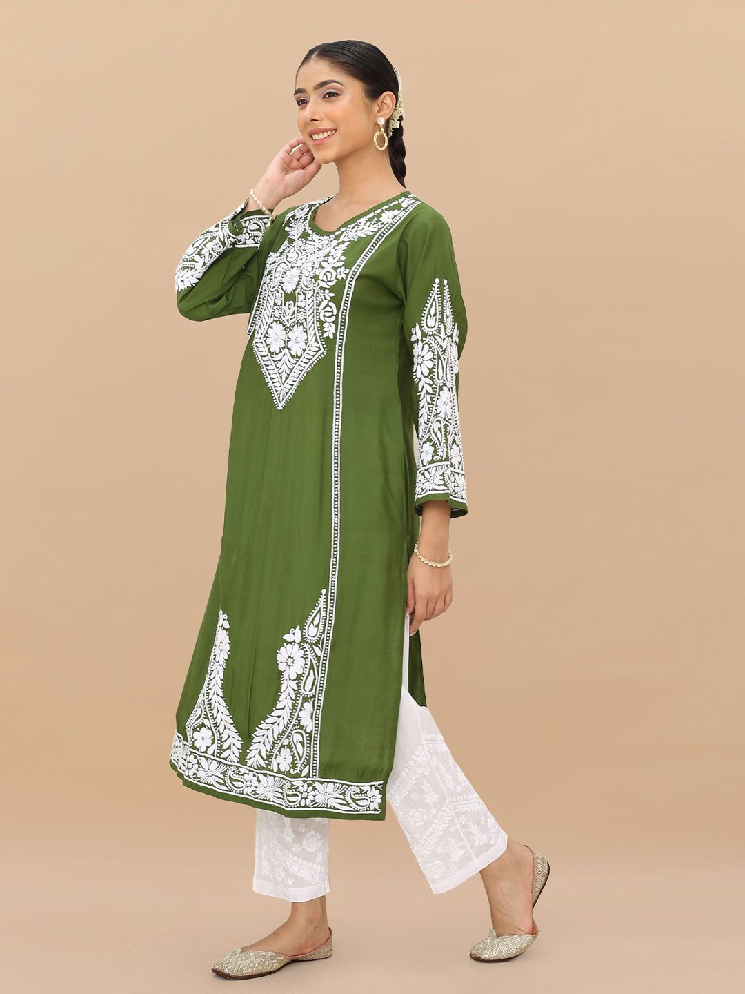 HOUSE OF KARI Floral Embroidered Chikankari Straight Kurta